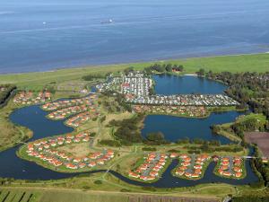 オッテルンドルフにある12 person holiday home in Otterndorfの船の集まるマリーナの空中風景