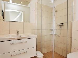 y baño con ducha y lavamanos. en 4 person holiday home in Wendtorf, en Wendtorf