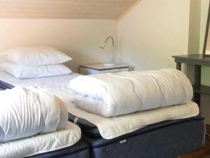 HovenäsetにあるThree-Bedroom Holiday home in Kungshamn 1の- ベッドの上に枕2つ