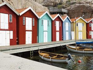 HovenäsetにあるThree-Bedroom Holiday home in Kungshamn 1の水中の船を配した色鮮やかな家並み