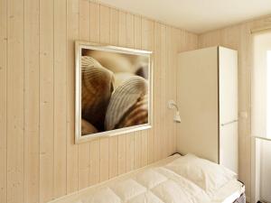 ein Schlafzimmer mit einem Spiegel an der Wand und einem Bett in der Unterkunft Two-Bedroom Holiday home in Wendtorf 12 in Wendtorf