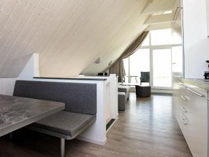 ein Wohnzimmer mit einem Tisch und einem Sofa in der Unterkunft 6 person holiday home in Wendtorf in Wendtorf