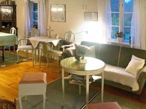 Ubbaltにある6 person holiday home in Vittsjのリビングルーム(ソファ、テーブル付)