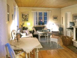 Ubbaltにある6 person holiday home in Vittsjのリビングルーム(ソファ、テーブル付)