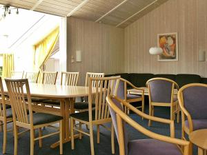 Ein Restaurant oder anderes Speiselokal in der Unterkunft 4 star holiday home in Otterndorf 