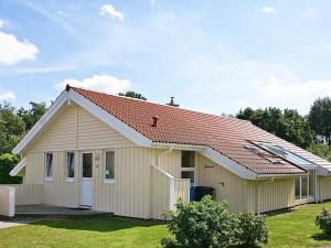 オッテルンドルフにある12 person holiday home in Otterndorfの赤屋根の小さな白い家