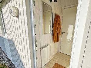 una puerta a una casa con un abrigo colgando en ella en 4 person holiday home in GROEMITZ, en Grömitz