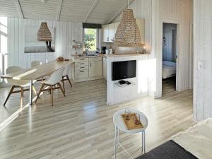 eine Küche und ein Esszimmer mit einem Tisch und Stühlen in der Unterkunft 4 person holiday home in GROEMITZ in Grömitz