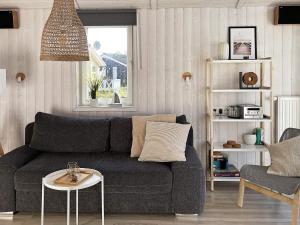 ein Wohnzimmer mit einem Sofa und einem Tisch in der Unterkunft 4 person holiday home in GROEMITZ in Grömitz