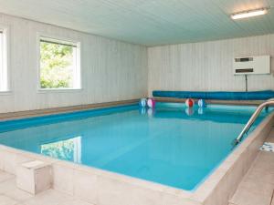 エーベルトフトにある12 person holiday home in Ebeltoftの- 青い水のスイミングプール(客室内)