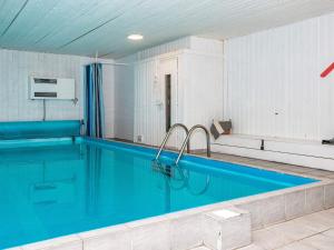 12 person holiday home in Ebeltoft tesisinde veya buraya yakın yüzme havuzu