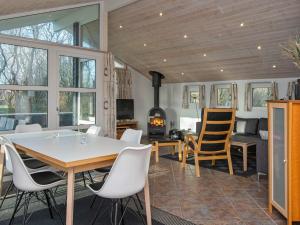 Posezení v ubytování 6 person holiday home in Hemmet-By Traum