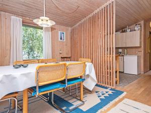 Bønnerupにある6 person holiday home in Glesborgのダイニングルーム(テーブル、椅子付)