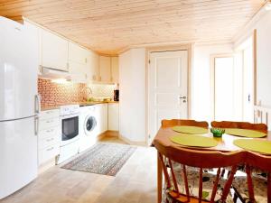 ハンブルクスンドにある4 person holiday home in Hamburgsundのキッチン(テーブル、椅子、冷蔵庫付)