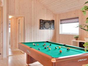 una mesa de billar en una habitación con paredes de madera en 16 person holiday home in Tisvildeleje, en Tisvildeleje