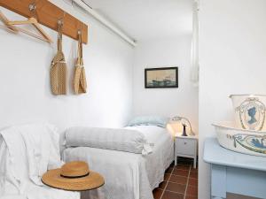 una habitación con una cama y un sombrero en una mesa en Peaceful Holiday Home in Skagen near Sea, en Skagen