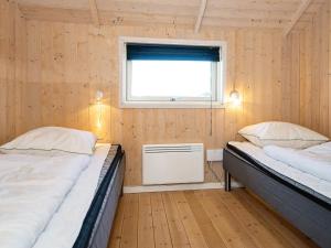 Falenにある6 person holiday home in Hemmetの窓付きの小さな部屋のベッド2台