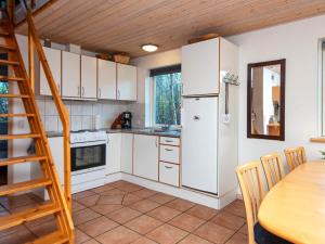 Una cocina o zona de cocina en 6 person holiday home in Kib k