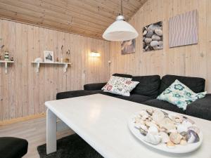 Strandbyにある5 person holiday home in Strandbyのリビングルーム(テーブル、ソファ付)