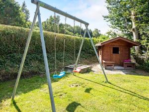 Zona de juegos infantil en Five-Bedroom Holiday home in Fårvang 1