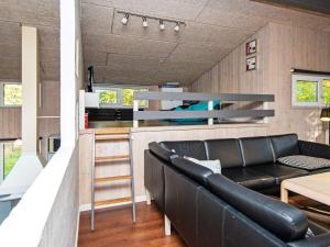salon z kanapą i kuchnią w obiekcie 10 person holiday home in Glesborg w mieście Fjellerup Strand