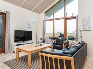 TV a/nebo společenská místnost v ubytování Three-Bedroom Holiday home in Ulfborg 4