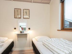 Кровать или кровати в номере Three-Bedroom Holiday home in Ulfborg 4