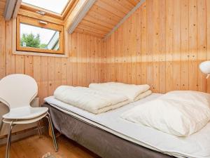 Postel nebo postele na pokoji v ubytování Three-Bedroom Holiday home in Oksbøl 9