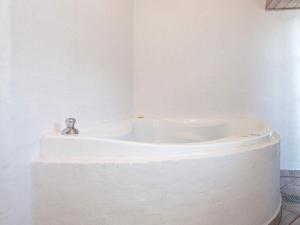 Un baño de 8 person holiday home in Bl vand