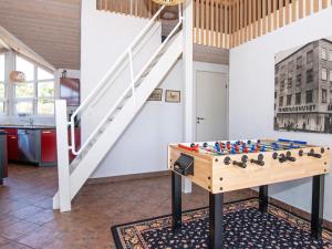 ブラーバンドにある8 person holiday home in Bl vandのテーブルと階段のある部屋