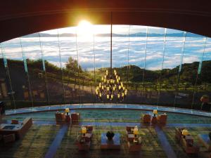 vistas a la piscina en un edificio con ventana grande en The Windsor Hotel Toya Resort & Spa, en Lago Toya