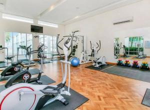- une salle de sport avec tapis de course et vélos d'exercice dans l'établissement Instagramable Luxury Suites for Couples or Families • Straits Quay Penang • Sea View Balcony • Private Bathtub, à Bagan Jermal