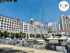 un groupe de bateaux amarrés dans un port de plaisance comportant des bâtiments dans l'établissement Instagramable Luxury Suites for Couples or Families • Straits Quay Penang • Sea View Balcony • Private Bathtub, à Bagan Jermal