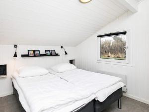 Postel nebo postele na pokoji v ubytování Four-Bedroom Holiday home in Hjørring 8 + 19 fotografií