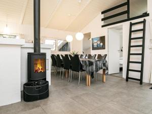 Fotografie z fotogalerie ubytování Four-Bedroom Holiday home in Hjørring 8 v destinaci Lonstrup