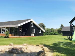 Zahrada ubytování Four-Bedroom Holiday home in Hjørring 8