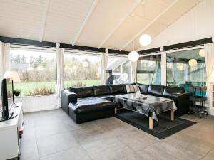 TV a/nebo společenská místnost v ubytování Four-Bedroom Holiday home in Hjørring 8