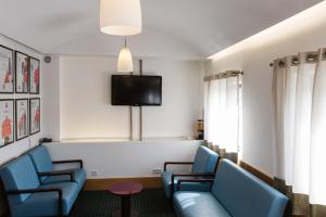 TV a/nebo společenská místnost v ubytování Hotel ibis Leiria Fatima