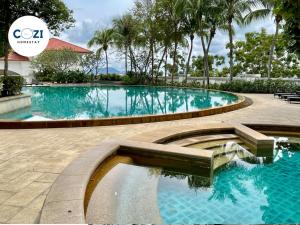 - une piscine d'eau bleue dans un complexe dans l'établissement Instagramable Luxury Suites for Couples or Families • Straits Quay Penang • Sea View Balcony • Private Bathtub, à Bagan Jermal