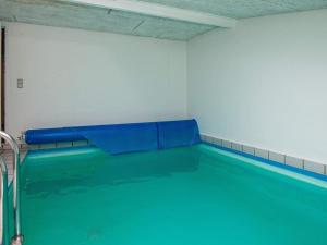 uma piscina com uma rampa azul num quarto em 14 person holiday home in rsted em Kare