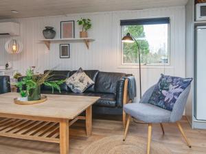 uma sala de estar com um sofá e uma mesa em 14 person holiday home in rsted em Kare