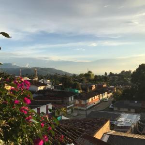 una vista desde el techo de una ciudad en Casa Pachamama, en Salento