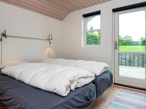 Kelstrup Strandにある8 person holiday home in Haderslevの窓付きの客室の大型ベッド1台分です。