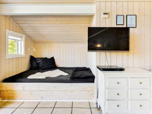 Three-Bedroom Holiday home in Nordborg 5 객실 침대