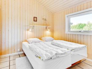 En eller flere senger på et rom på Three-Bedroom Holiday home in Nordborg 5