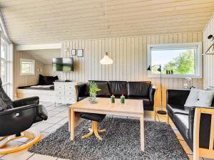 Oleskelutila majoituspaikassa Three-Bedroom Holiday home in Nordborg 5