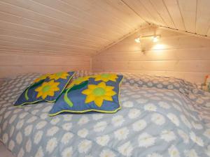 Flovtrupにある6 person holiday home in Roslevの枕2つが備わる小さな部屋のベッド1台分です。