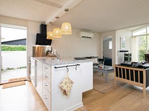 Three-Bedroom Holiday home in Svendborg 2にあるキッチンまたは簡易キッチン