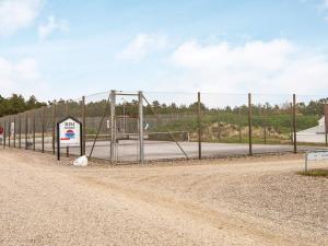 una valla de cadena con un aro de baloncesto en 6 person holiday home in R m en Rømø Kirkeby