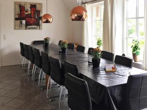 Øbyにある18 person holiday home in Ulfborgの大きな会議室(長いテーブルと椅子付)